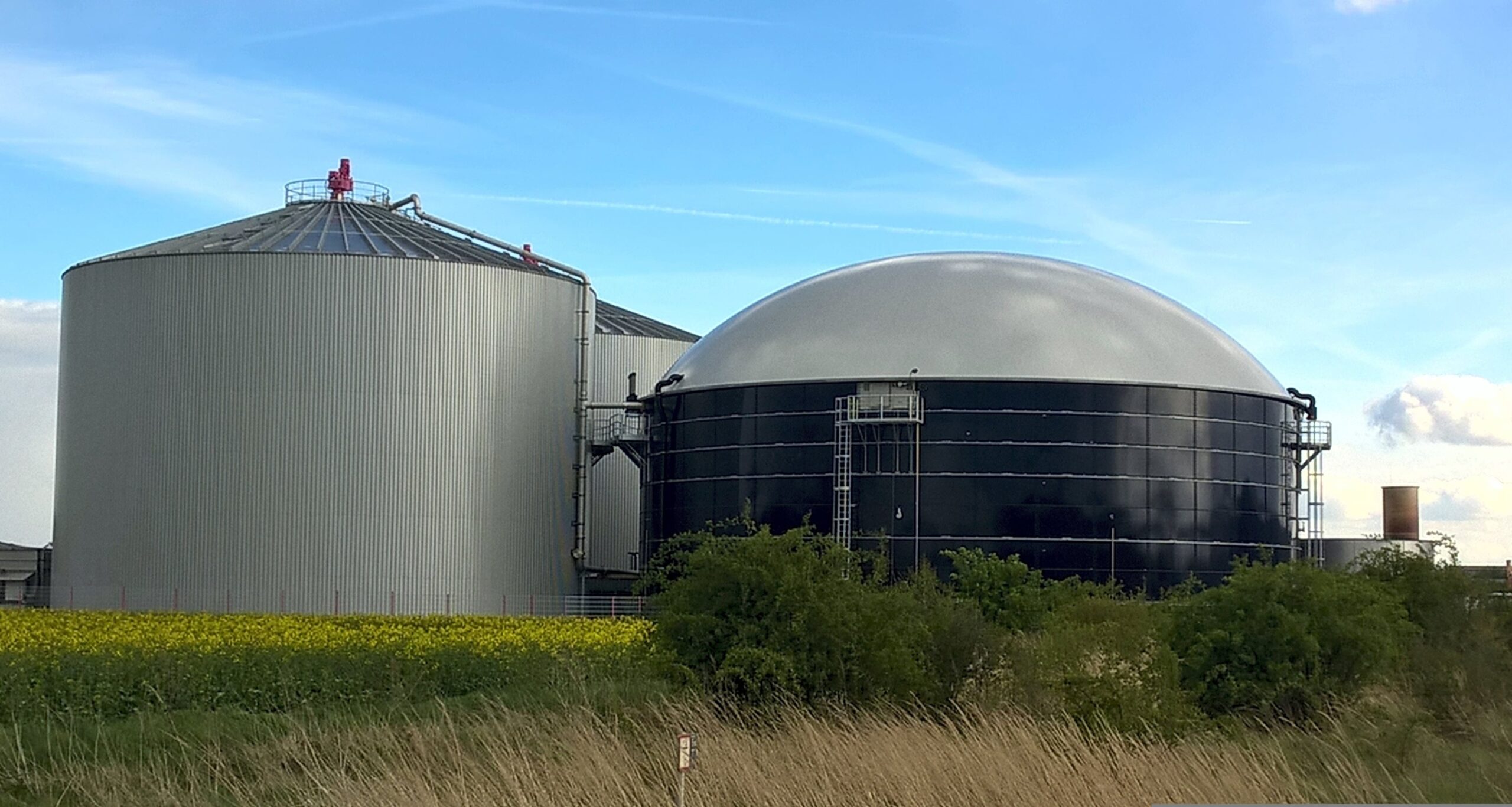Biogasanlage mit Fermenter-Behältern in landwirtschaftlicher Umgebung